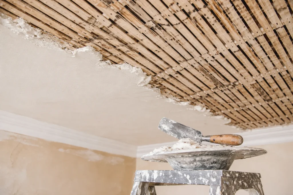 Plafond en lattis-plâtre en rénovation avec lattis bois apparent et application de plâtre