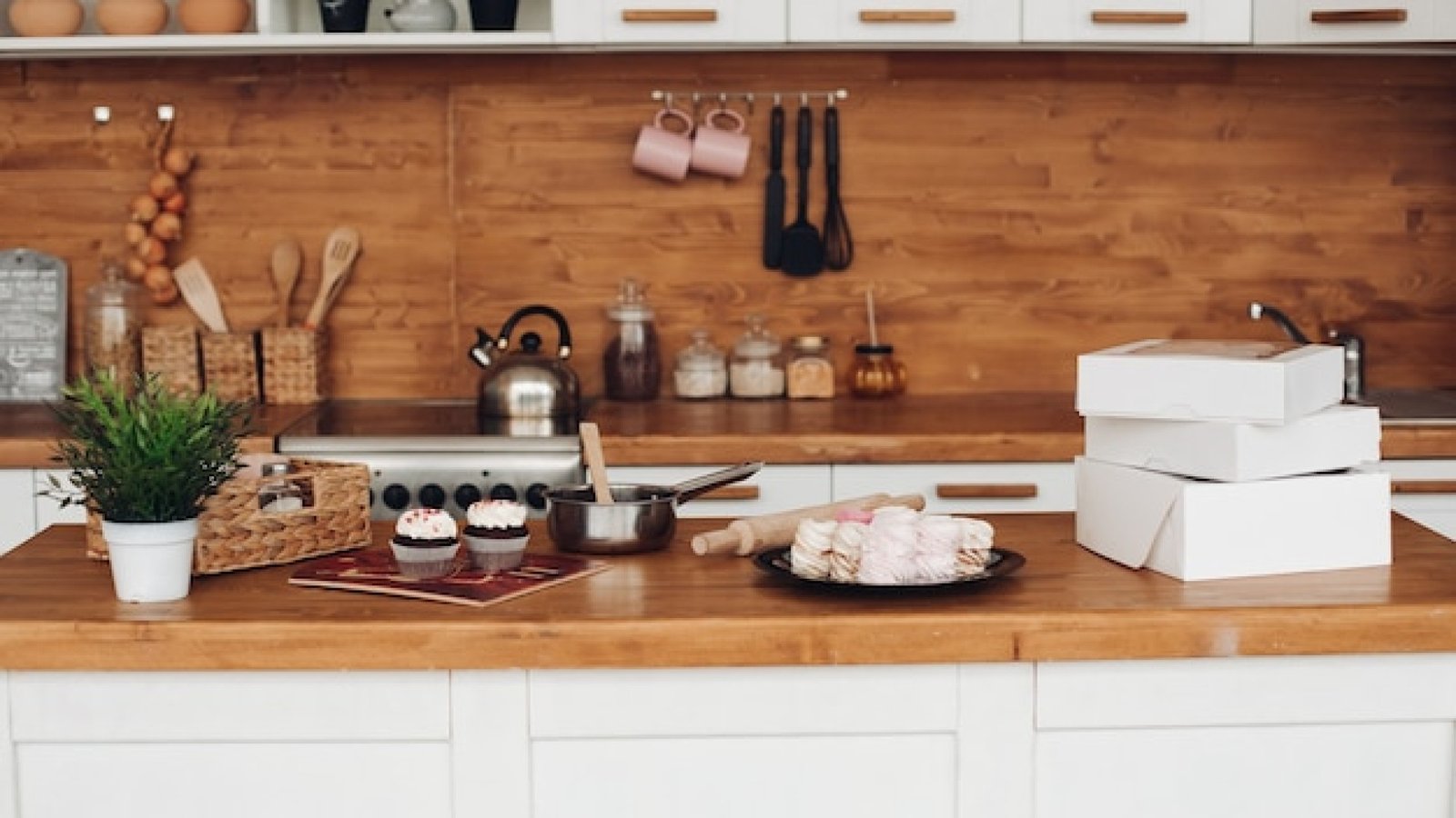 Plan de travail en hêtre massif : idées pour une cuisine chaleureuse