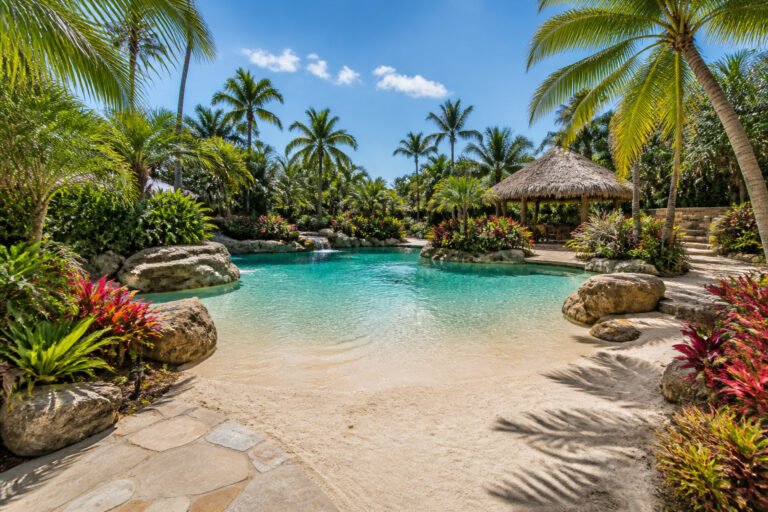 Piscine tropicale luxueuse